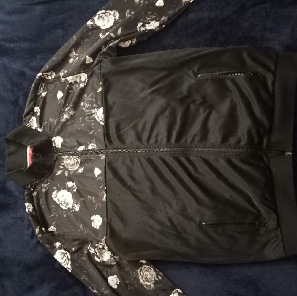 Medium size guess jacket with roses